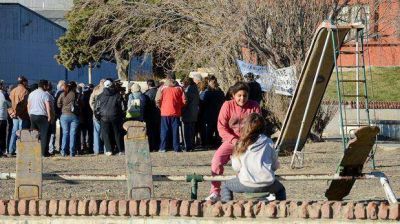 Vecinos del barrio Mosconi juntan firmas para recuperar la plaza SUPeH