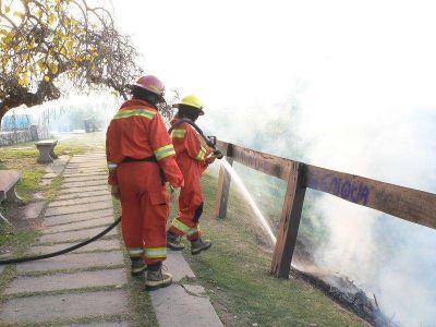 INTERVENCI�N DE BOMBEROS POR INCENDIO EN LA ZONA DE BARRANCAS
