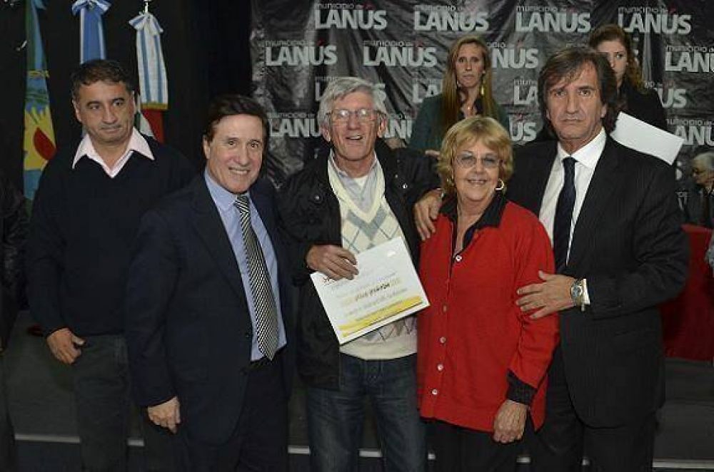 LA UGL X DEL PAMI ENTREG� SUBSIDIOS PARA MINITURISMO A 60 CENTROS DE JUBILADOS