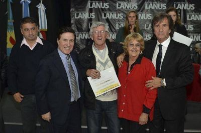 LA UGL X DEL PAMI ENTREG� SUBSIDIOS PARA MINITURISMO A 60 CENTROS DE JUBILADOS