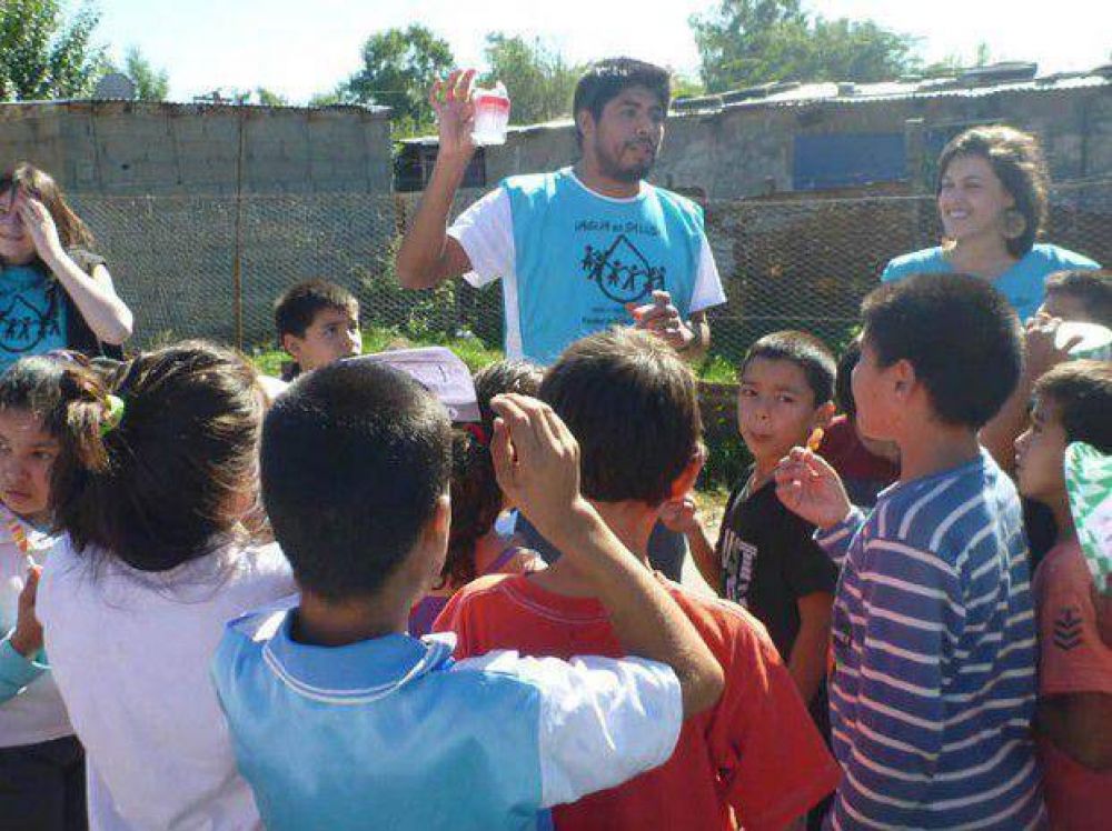 Un solo ca�o provee agua a 15 mil personas en el asentamiento Villa Banana