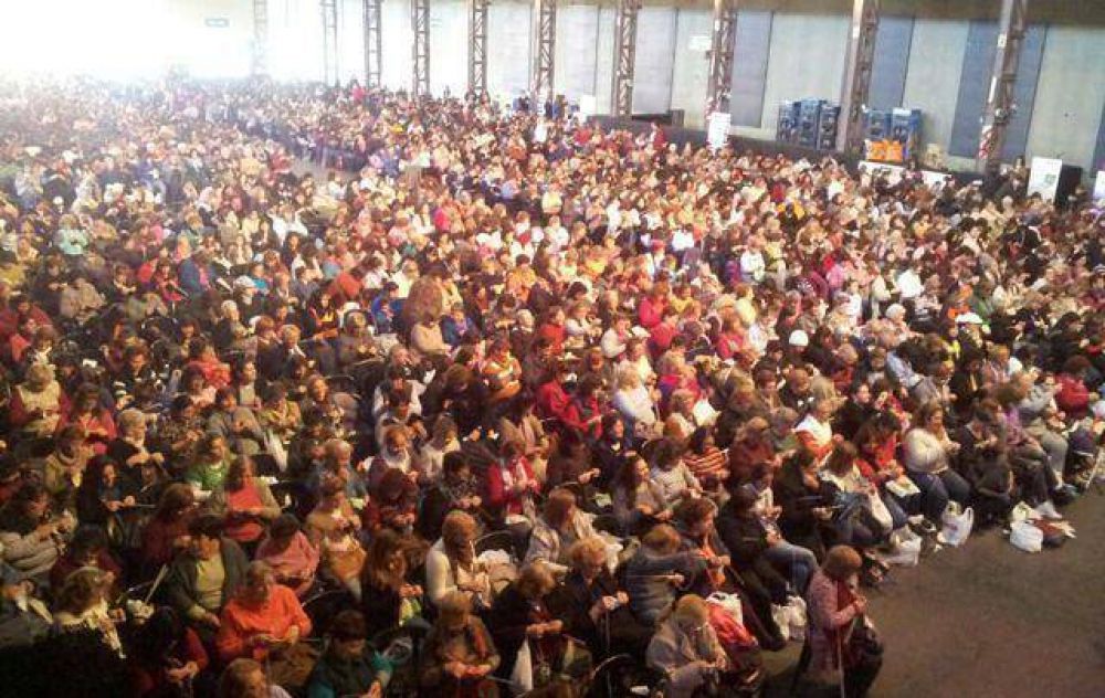 Tres mil tejedoras participaron de Un abrigo para el coraz�n
