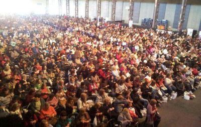 Tres mil tejedoras participaron de Un abrigo para el coraz�n