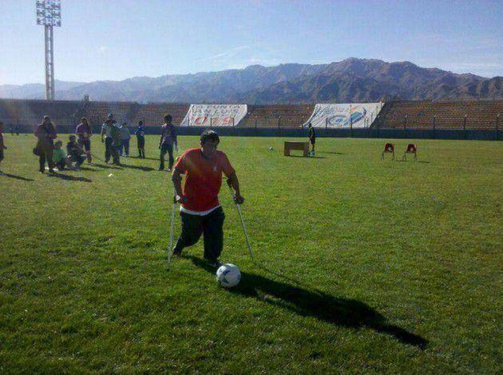 El f�tbol 5 reuni� a m�s de 100 chicos con capacidades diferentes
