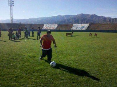 El f�tbol 5 reuni� a m�s de 100 chicos con capacidades diferentes