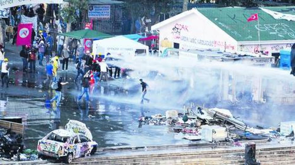 Desalojan a los �indignados� turcos de la plaza en Estambul
