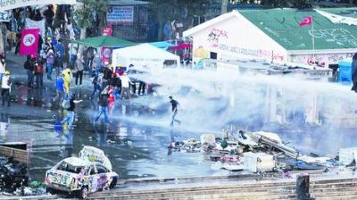 Desalojan a los �indignados� turcos de la plaza en Estambul