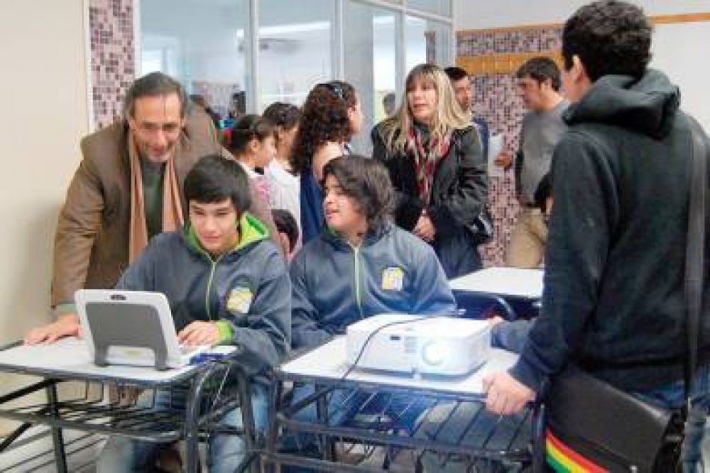 Instalan en la Escuela 743 un aula modelo digital