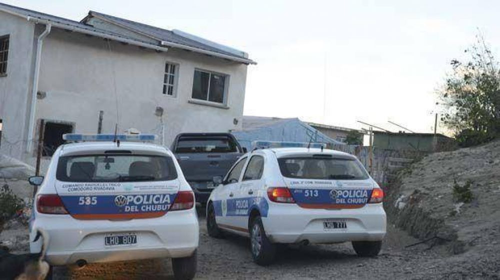 Lleg� a una fiesta a la que no hab�a sido invitado y bale� a un hombre