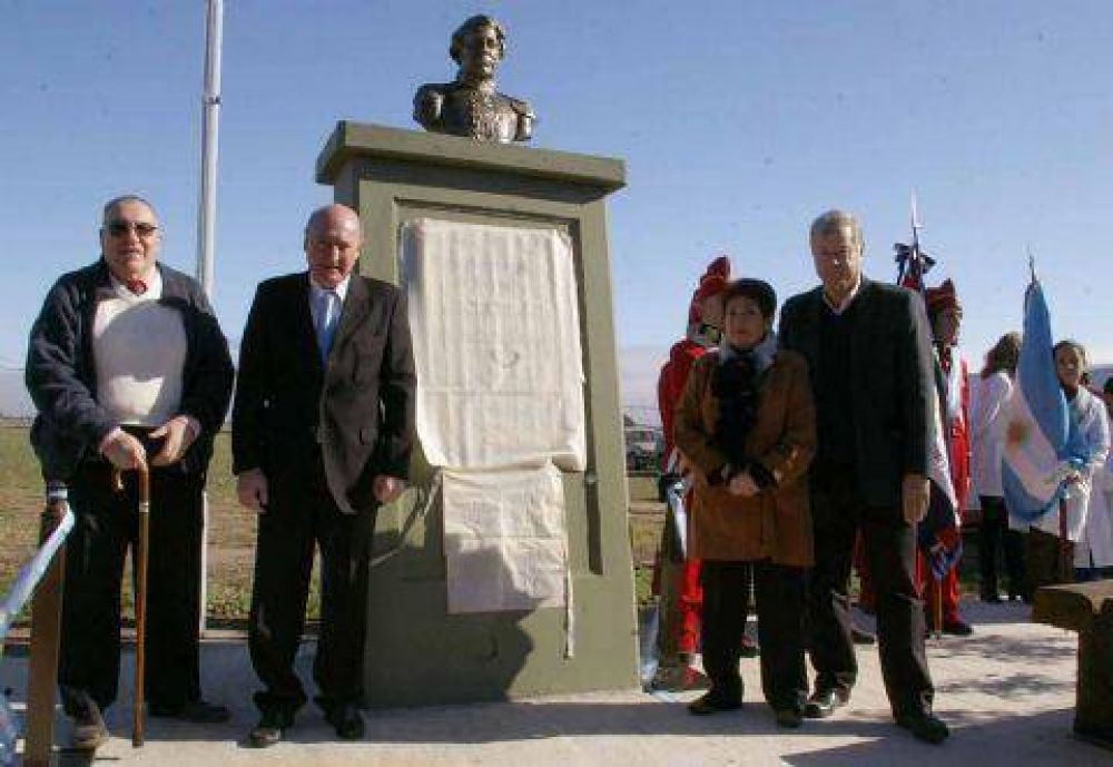 El municipio coloc� un monumento al General Mansilla