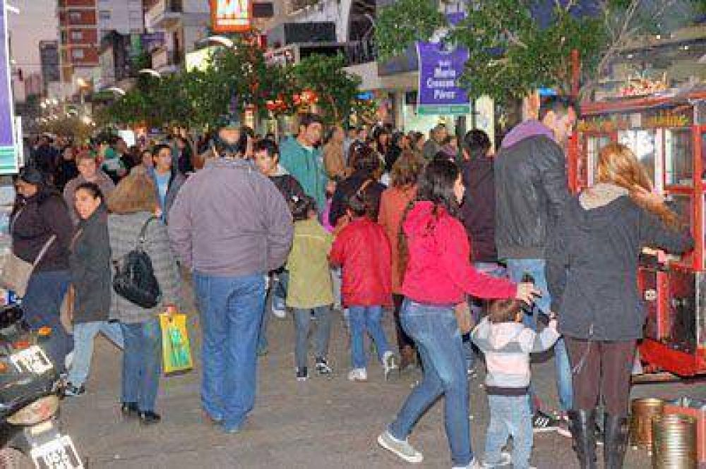 Multitud en el centro por el D�a del Padre