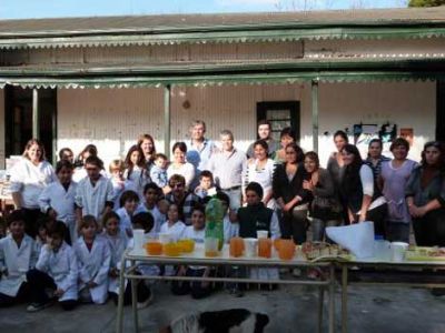 Los concejales Britos y Burgos hicieron una donacion a la escuela 14 de Ram�n Biaus 