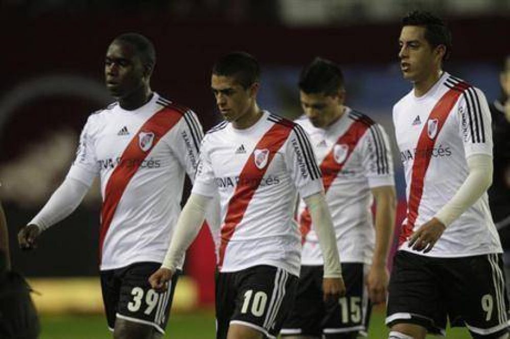 River fue goleado por Lan�s y se despidi� del torneo de la peor manera