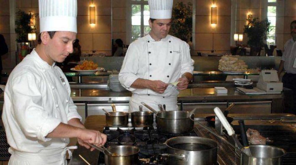 Restaurantes buscan atraer mendocinos ante la baja de los turistas