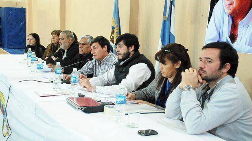 Sectores enfrentados del oficialismo siguen sin definir candidatos para las legislativas