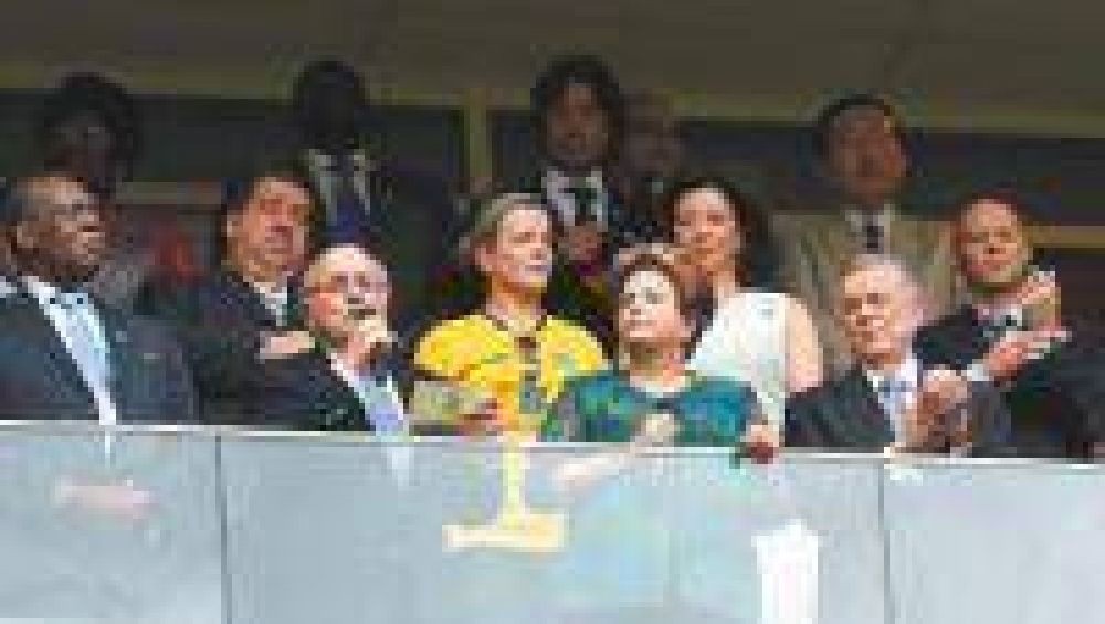 Dilma, entre los abucheos en la cancha y los aplausos en las favelas m�s pobres