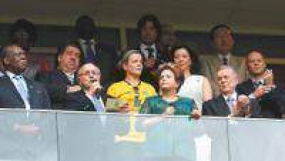 Dilma, entre los abucheos en la cancha y los aplausos en las favelas m�s pobres