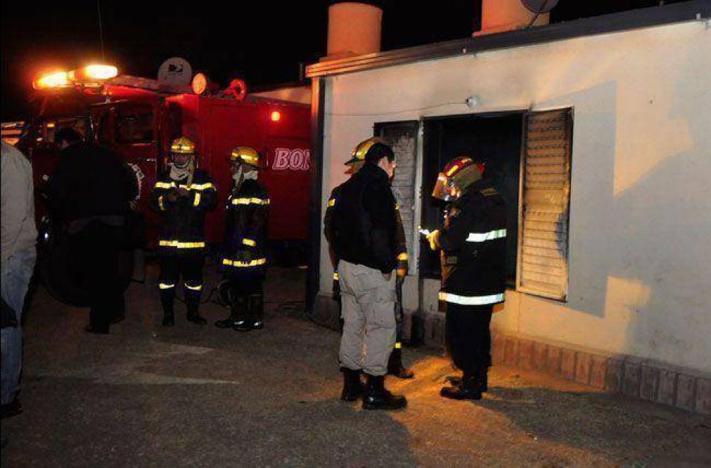 Vaciaron una casa y la prendieron fuego