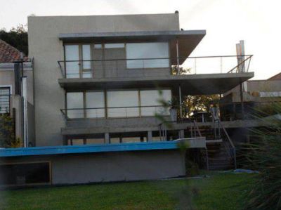 La flamante casa de un comisario preso por sus lazos con el clan Cantero