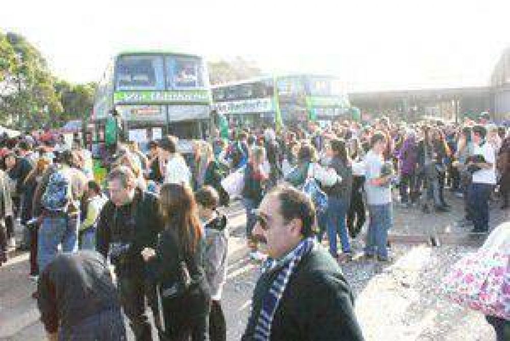 Supervisan la partida de egresados hacia Bariloche