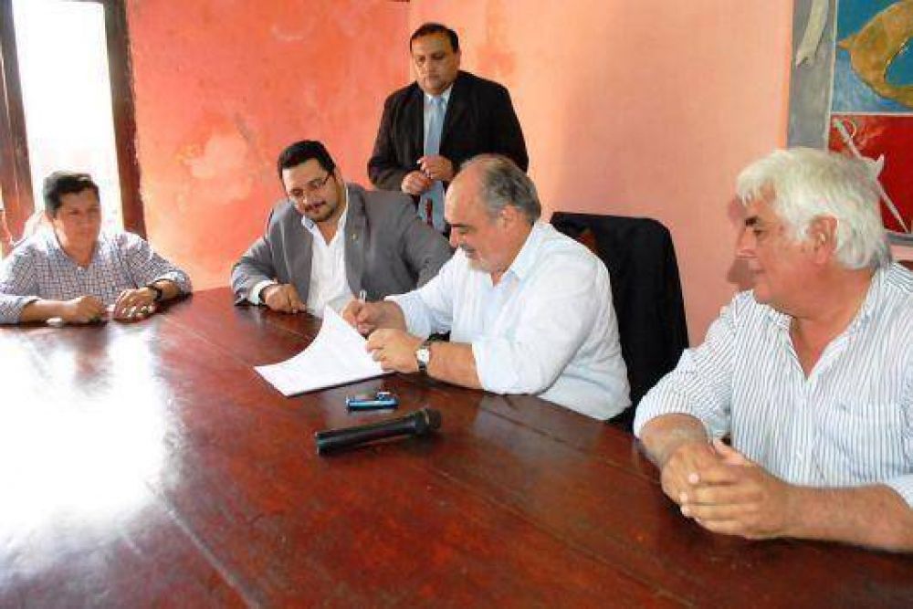 Colombi invierte $1 mill�n en nuevas viviendas e iluminaci�n en Itat�
