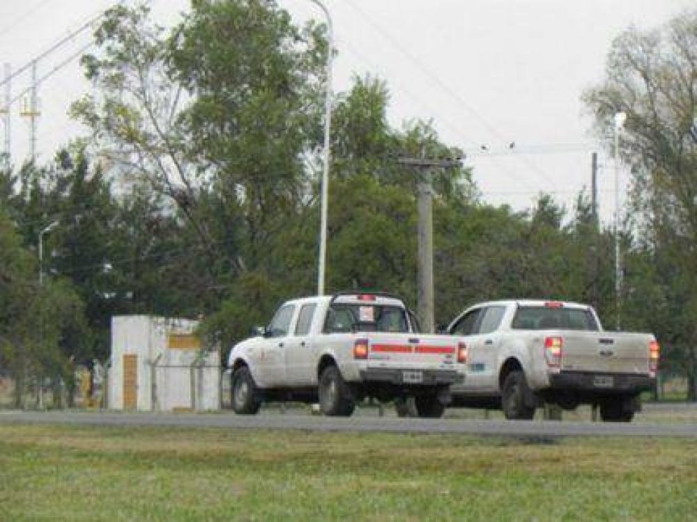 Hallaron un matrimonio y sus cuatro hijos a la intemperie, entre lonas y palos  