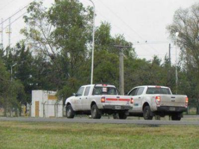 Hallaron un matrimonio y sus cuatro hijos a la intemperie, entre lonas y palos  