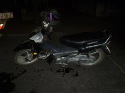 Muri� un hombre que choc� su moto contra un contenedor