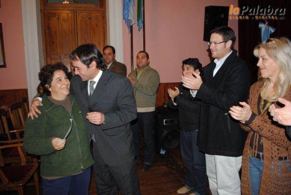 Casi 200 j�venes recibir�n el beneficio de las becas estudiantiles