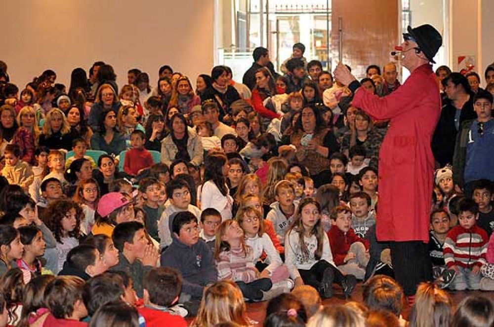M�s de 2000 personas disfrutaron del Festival de Circo y Espect�culos Callejeros