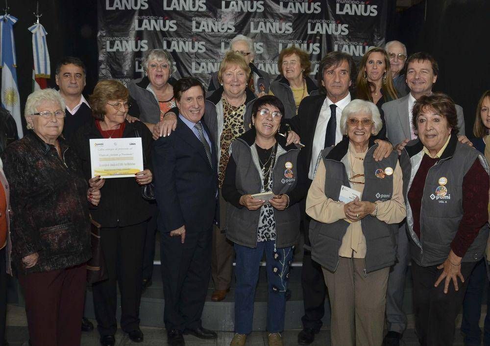 EL INTENDENTE DE LAN�S DAR�O D�AZ P�REZ HIZO ENTREGA DE SUBSIDIOS PARA CENTROS DE JUBILADOS Y PENSIONADOS DEL DISTRITO