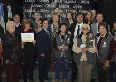 EL INTENDENTE DE LAN�S DAR�O D�AZ P�REZ HIZO ENTREGA DE SUBSIDIOS PARA CENTROS DE JUBILADOS Y PENSIONADOS DEL DISTRITO