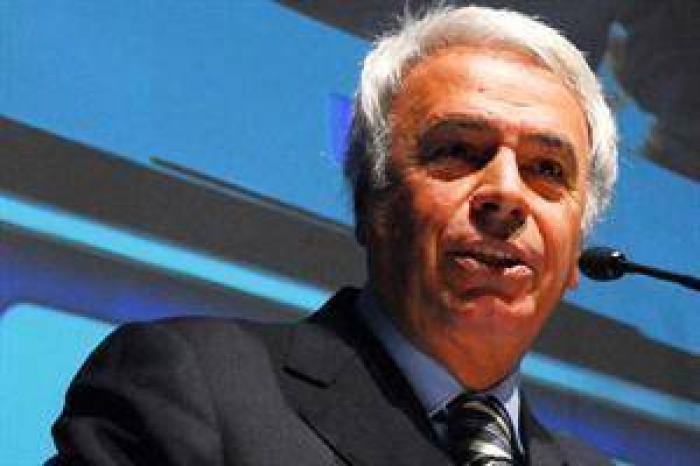 Jos� Manuel De la Sota se lesion� un pie y se estima que faltar� a un acto con Cristina Kirchner