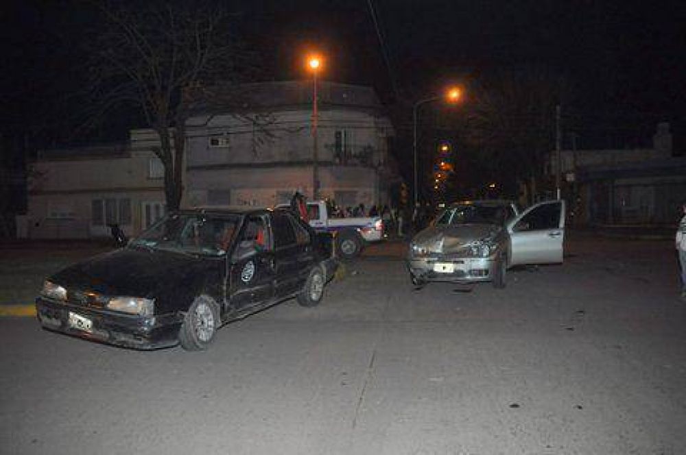 Un auto particular y un taxi chocaron en Humberto e Ituzaing�