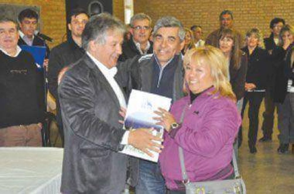 El Gobierno entreg� 70 escrituras a familias del barrio 12 de Junio