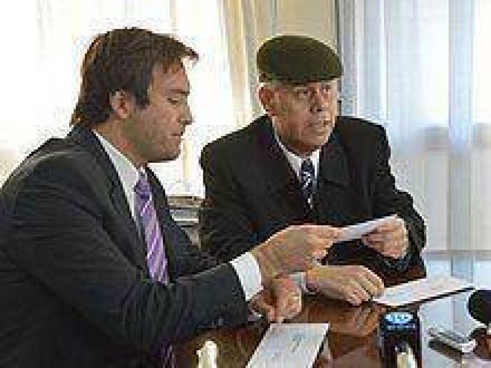 Peralta entreg� aportes provinciales a instituciones y municipio de General Roca