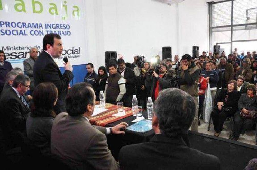 Zamora inaugur� las nuevas oficinas del Programa "Argentina Trabaja"