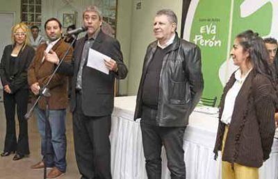 El municipio hizo entrega de subsidios y materiales a vecinos de la ciudad