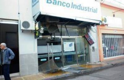 Cami�n choc� el cartel del Banco Industrial