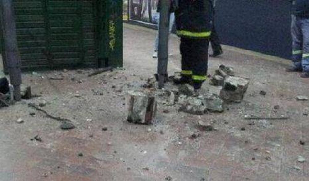 Cay� mamposter�a en una estaci�n de subte y culpan al Metrob�s