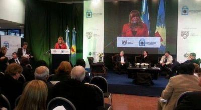 A�da Ayala disert� en cumbre sobre crisis clim�tica