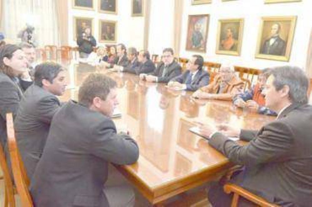 Bahl se reuni� con bomberos voluntarios