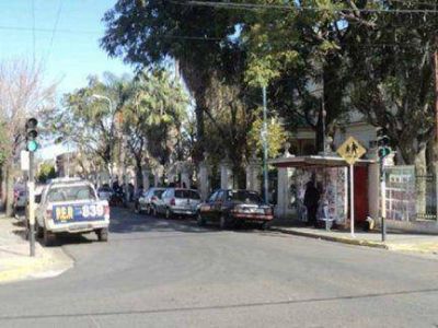 Fueron a retirar a sus hijos que se pelearon en la escuela y terminaron a las trompadas 