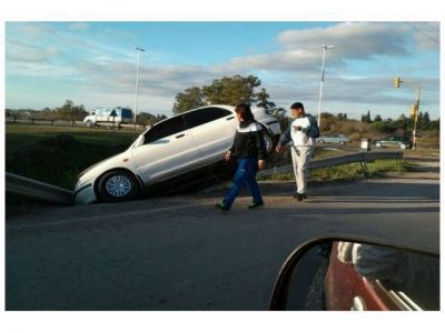 Un veh�culo termin� arriba del guardarrail por un despiste