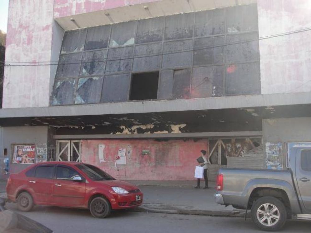 Vecinos y comerciantes preocupados por el estado de deterioro del ex Cine Monumental