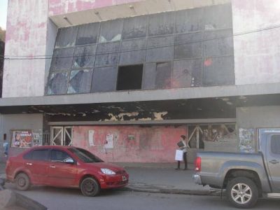 Vecinos y comerciantes preocupados por el estado de deterioro del ex Cine Monumental