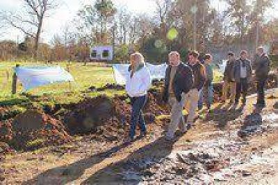 El intendente Inza visit� las obras de extensi�n de la red de agua