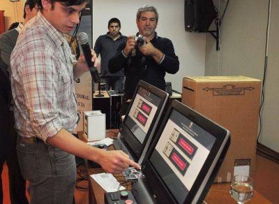 Elecciones 2013: Probaron el voto electr�nico en Posadas