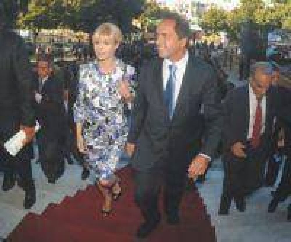 Descartan una candidatura de Daniel Scioli y Karina Rabolini