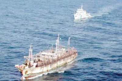 Capturan a pesquero chino mientras otros dos contin�an en el puerto de Comodoro